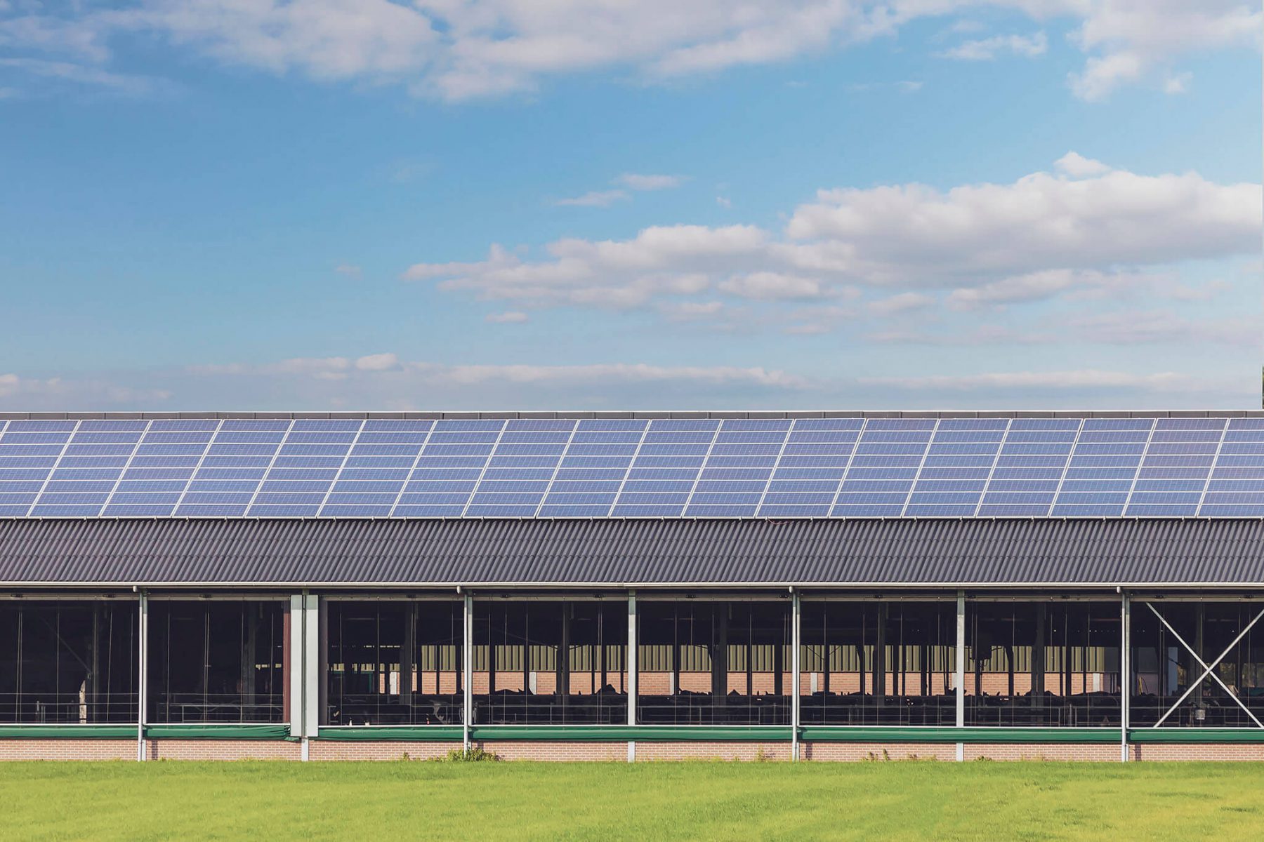 Zonnepanelen op boerderij schuur dak